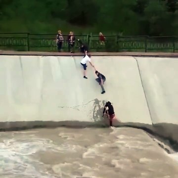 Spectaculaire opération de sauvetage d’un chien de la noyade