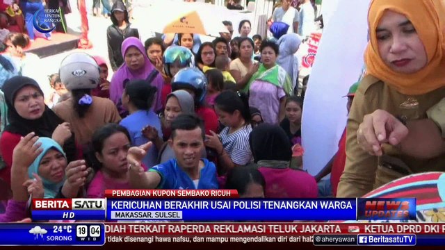 Pembagian Kupon Sembako di Makassar Ricuh