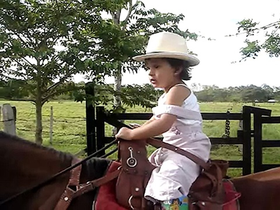 Gaby habla idioma chivo 23-MAY-08