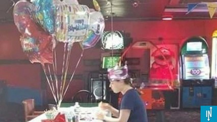 Seule pour ses 18 ans, elle reçoit des centaines de cartes l'année suivante