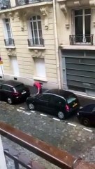 Il urine entre deux voitures et tombe dans sa flaque de pisse