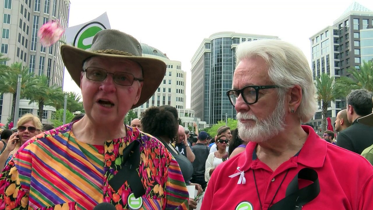 Velas, lágrimas y canto en vigilia por víctimas de Orlando