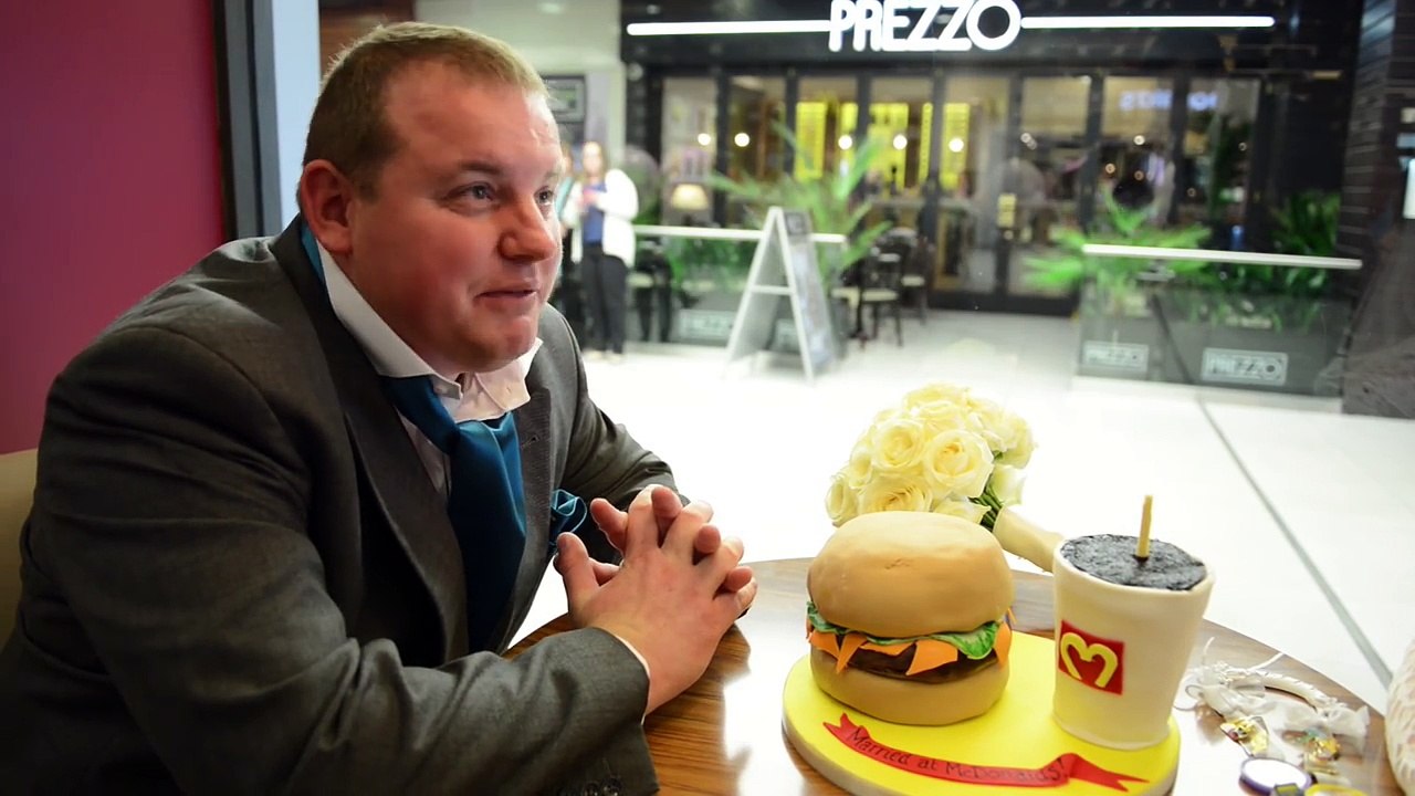 Amateurs de fast-food, un couple d'Anglais se marient au McDonald's