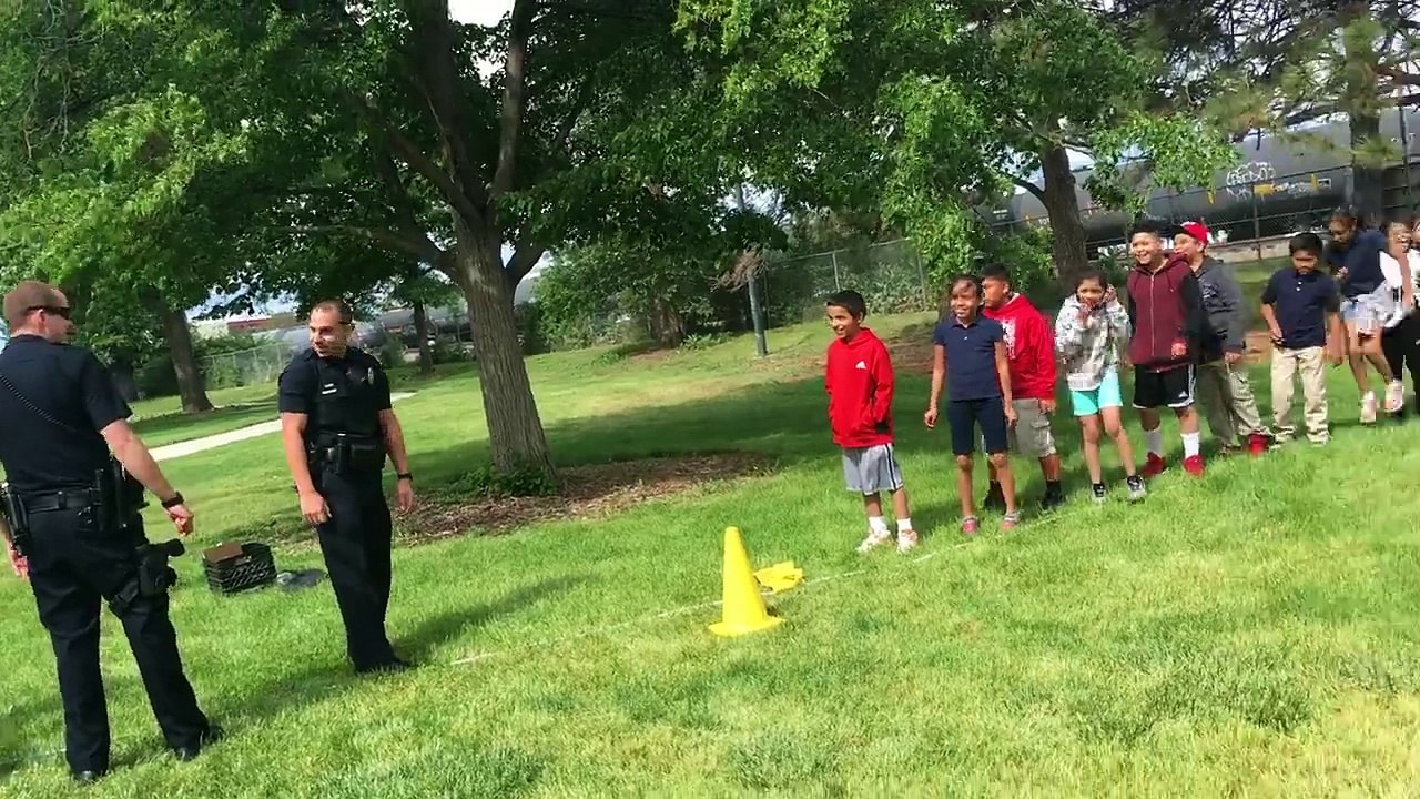 5 policiers tirent avec difficulté une corde, mais attendez de voir ce qui se trouve à l'autre bout!