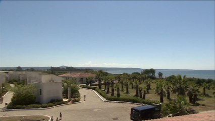 عمدة بلدة يونانية يقدم للاجئين سوريين منتجعا سياحيا