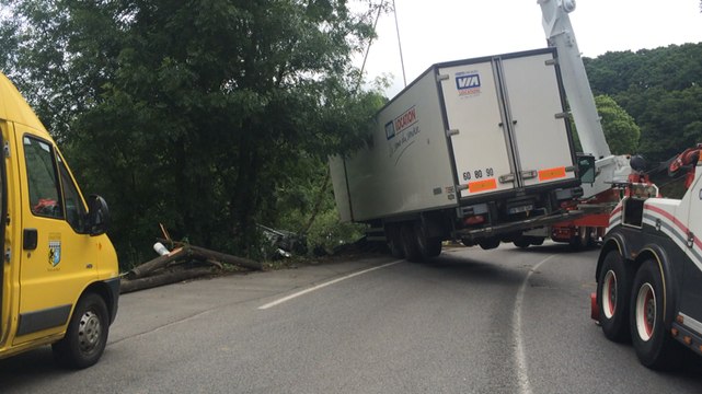 Impressionnant accident à Kergloff : un camion dans le ravin