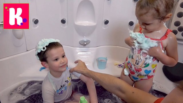 Ванная пати Катя с Максом красят воду шипучими шариками и стреляют ароматной пеной наше новое видео 2016 bathtime _ toys