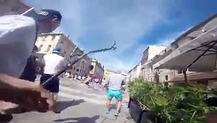 Un Hooligan russe film l'attaque contre les Anglais à Marseille le 11062016