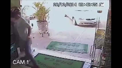 Grand pere VS braqueur armé... Même pas peur