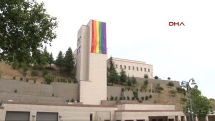 Orlando Saldırısında Ölenlerin Anısına ABD Başkonsolosluk Binasına "Gökkuşağı Bayrağı" Asıldı