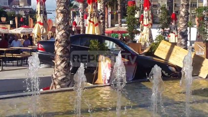 Report TV - Makina përplaset me  ''Fan Zone'' rrezikojnë tifozët