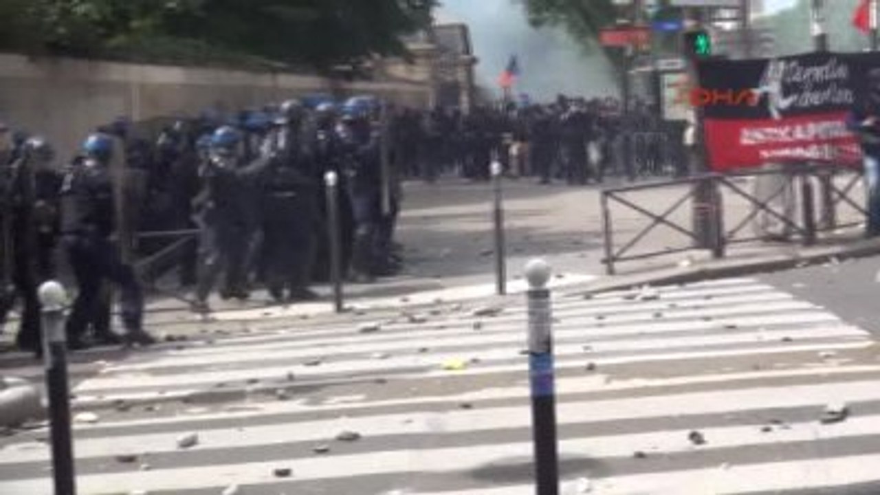 Paris'te Polis, Eylemcilere Biber Gazı ve Tazyikli Su ile Müdahale Etti