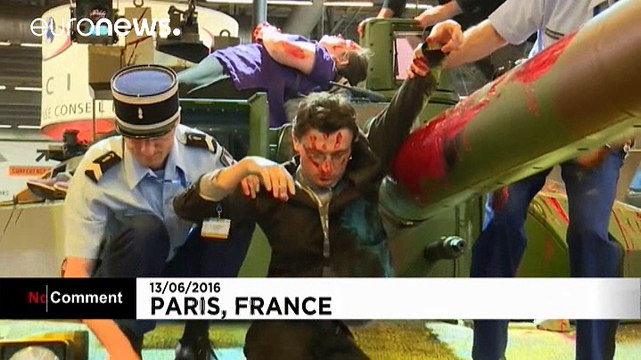 Peace activists disrupt Paris arms show