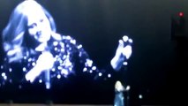 Adele lloró durante un concierto por las victimas de la masacre de Orlando