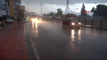 İzmit'te Yarım Saatlik Sağanak Hayatı Felç Etti