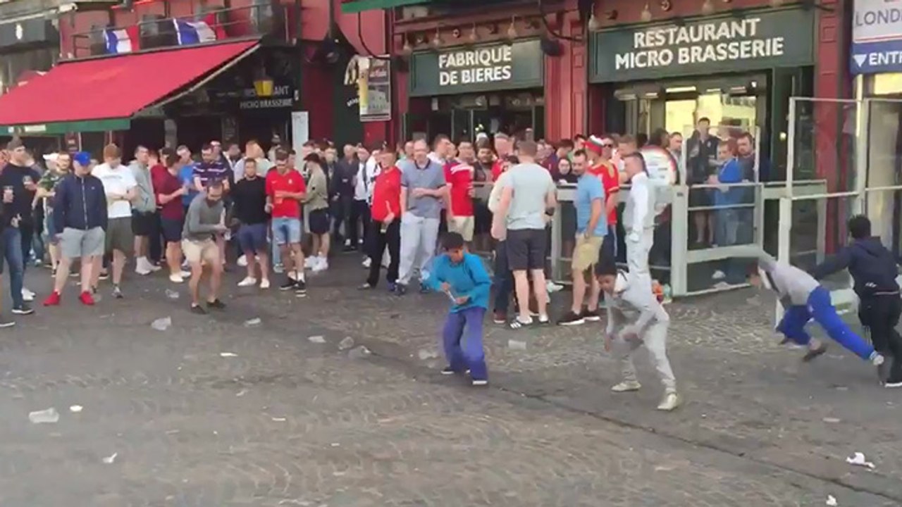 Des supporters anglais humilient des enfants roms en leur jetant des pièces