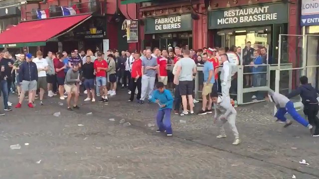Des supporters anglais humilient des enfants roms en leur jetant des pièces
