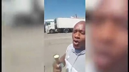 Un homme va narguer plusieurs Musulmans avec une glace !