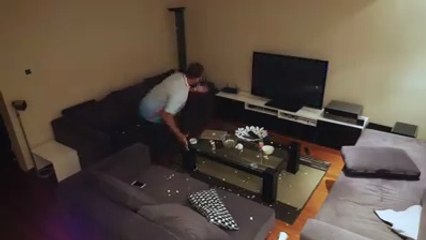 Yılın en bomba kamera şakası Televizyon ve laptop'u parçaladı!