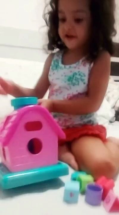 Bia Gusmão - casinha da Dora com pecinhas de formas geométricas