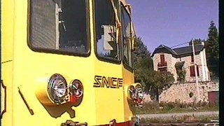 Petit train jaune croisement à Mont Louis