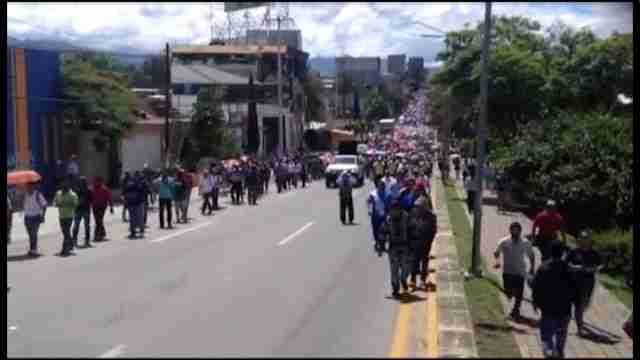 Maestros de Oaxaca protestan contra la reforma educativa en México