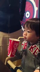 Мальчик вылил газировку на себя ))