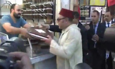 جلالة الملك محمد السادس يتجول في أسواق فاس وسط ترحيب وفرحة كبيرة للتجار !!