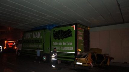 Geçite Sıkışan Tır'a Aradan Gelen Otomobil Çarptı: 1 Yaralı