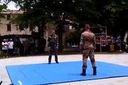 Combat corp à corp de militaire