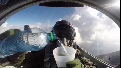 Suyunu içerken ters dönen jet pilotu