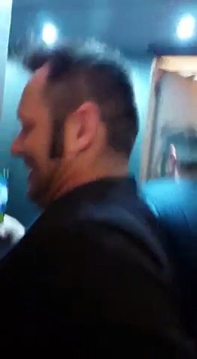 Supporters Allemands dans le plus petit ascenseur de Paris sont morts de rires