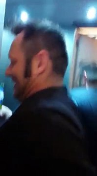 Supporters Allemands dans le plus petit ascenseur de Paris sont morts de rires