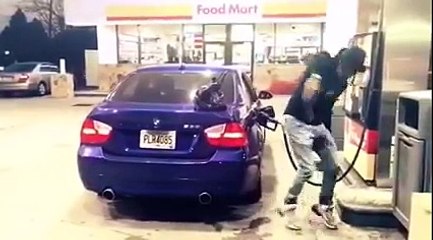 Session de breakdance à la station service.. Normal !