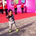 Meilleur danseur chinois.. Ce gamin connaît tous les pas !