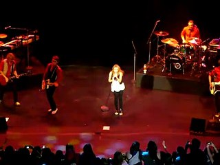EMily Osment - Concert 1/11/10 - Elle tombe sur scène ! ( 00:27 sec. )
