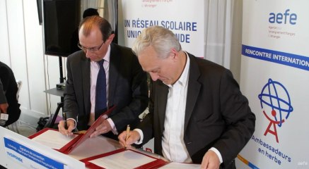 Signature de convention de partenariat entre l'AEFE etTV5MONDE