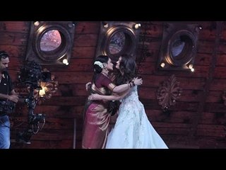 Did Aishwarya Rai Bachchan Just Call Rekha 'Maa' At Stardust Awards 2016? | Bollywood Gossip