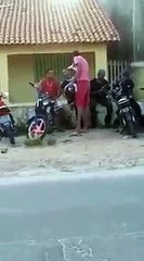 Belle méthode pour stopper une bagarre..