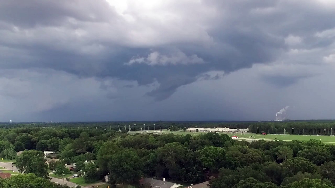 Foudre et éclairs filmés par un drone : impressionnant