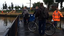 Voetgangers en fietsers gebruiken veerpont voor oversteek - RTV Noord