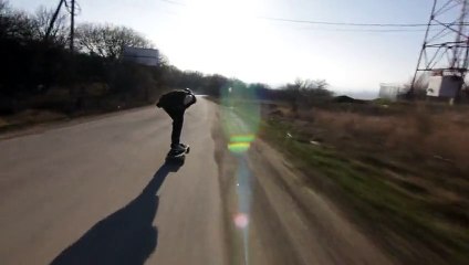 A pleine vitesse sur son longboard, il percute une voiture...