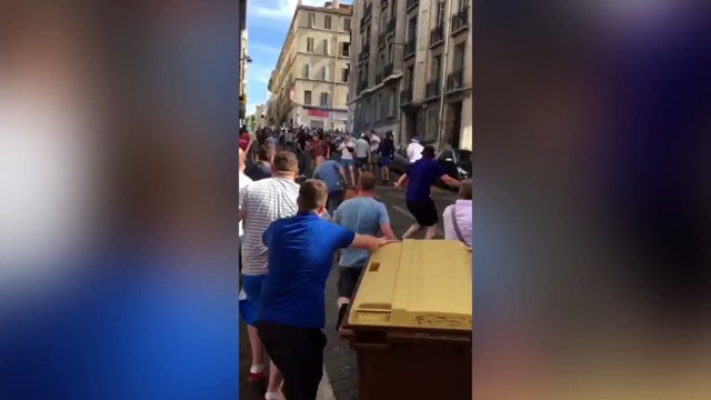 Русские фанаты гонят британских болельщиков