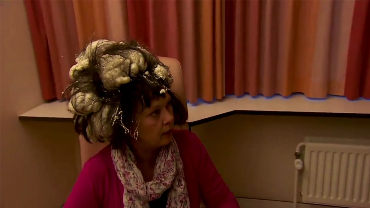 Elle confond de la mousse pour cheveux avec de la mousse expansive