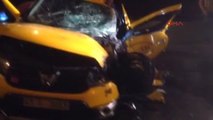 Kocaeli Servis Aracıyla Çarpışan Taksinin Sürücüsü Yaralandı