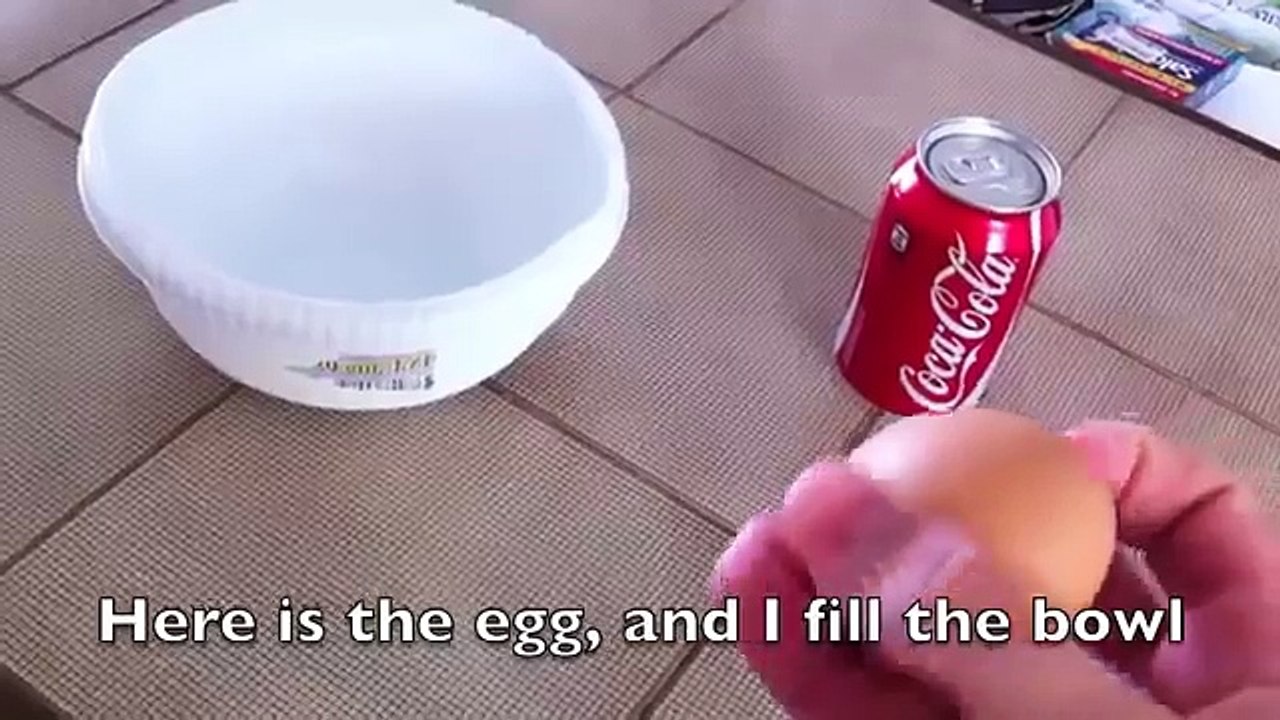 Laisser un oeuf dans du Coca-Cola pendant 1 an