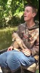 Les hurlements d'un bébé coyote abandonné dans les bois