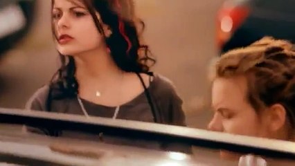 Ces deux jeunes filles vandalisent cette voiture pour une très belle raison !