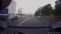 Un homme en BMW termine contre un poteau et se fait éjecter de sa voiture !