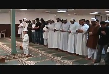 طفل يؤم المصلين فى صلاة التراويح